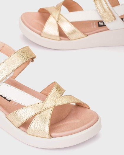 Detalle de las sandalias MAR 52 en piel blanca y dorada con tiras cruzadas y cierre adherente.