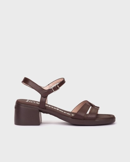 Sandalia de tacón MOAI 07 en piel marrón oscuro con tiras cruzadas pulsera al tobillo y tacón ancho de gran comodidad