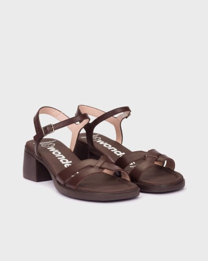 Sandalias de tacón MOAI 07 en piel marrón oscuro con tiras cruzadas pulsera al tobillo y diseño elegante.