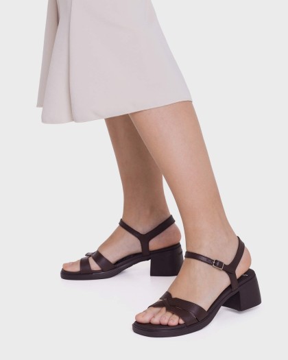 Sandalias de tacón MOAI 07 en piel marrón oscuro con tiras cruzadas pulsera al tobillo y diseño cómodo.