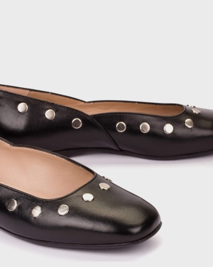Detalle de bailarinas Pepa fabricadas en España.Color negro con detalles metálicos