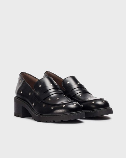 Mocasines negros con tachuelas de Wonders