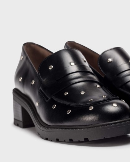 Detalle de las tachuelas de zapato estilo mocasín negro. Cómodo y elegante.