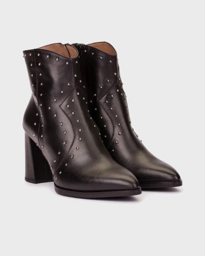 Botines AURORA 31 en piel serraje negra. Diseño minimalista con tacón cómodo