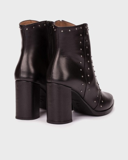 Botines de piel negros AURORA 31. Detalles metálicos y costura central
