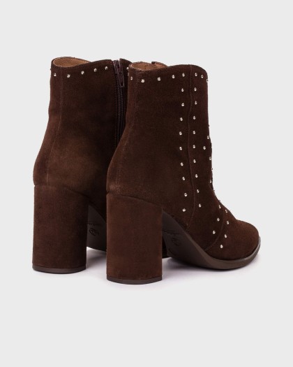 Botines de piel marrón AURORA 31. Detalles metálicos y costura central