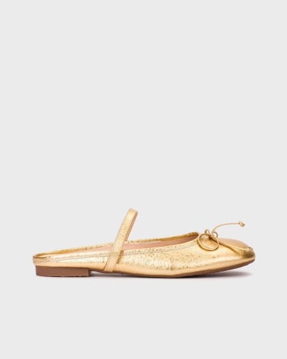 Bailarina destalonada LULU 02 en piel dorada texturizada con lazo decorativo y tira trasera.