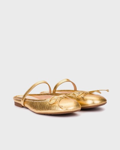 Bailarinas destalonadas LULU 02 en piel dorada metalizada con lazo fino y diseño abierto.