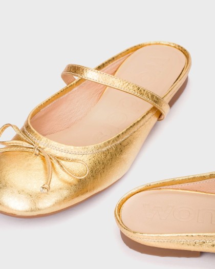 Detalle de las bailarinas LULU 02 en piel dorada metalizada con lazo fino y tira superior.