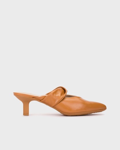 Mules de tacón FLEXFIT 32 en piel lisa marrón con empeine fruncido y tacón kitty para una comodidad excepcional en cada paso.