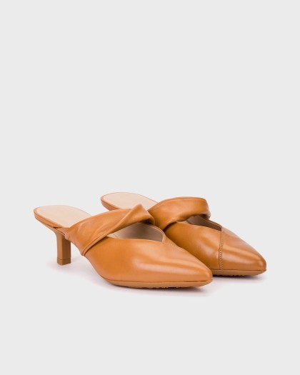 Mules de tacón FLEXFIT 32 en piel lisa marrón con empeine fruncido y diseño destalonado para un estilo elegante y cómodo.