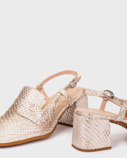 Detalle de los zapatos ANILA 03 en piel metalizada snake skin con pala tipo mocasín y tacón ancho.