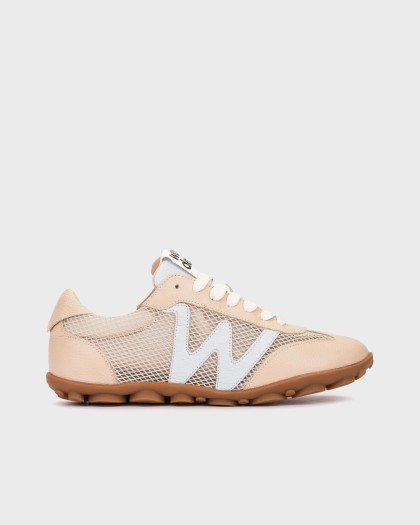 Deportiva NYSA 01 en piel y textil beige con rejilla transpirable y detalle lateral en forma de W.