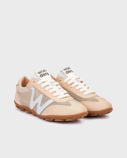 Deportivas NYSA 01 en piel y textil beige con rejilla transpirable y detalle lateral en forma de W.