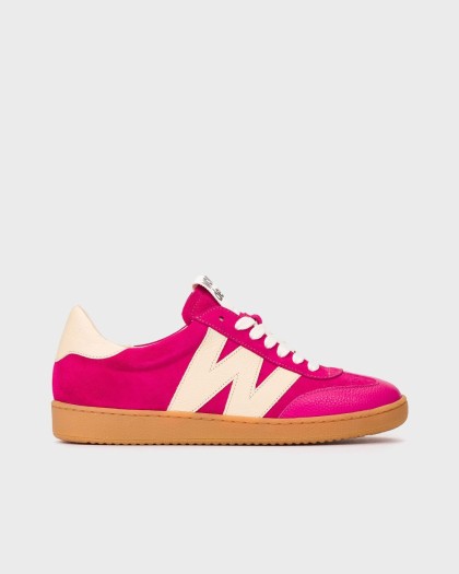 Deportiva NUBIA 01 fucsia y blanco roto en serraje y piel con cordones blancos y suela color caramelo.