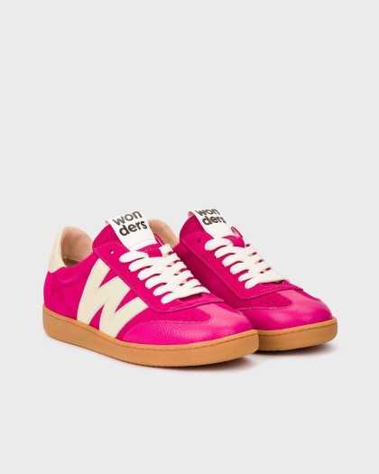 Par de deportivas NUBIA 01 en fucsia y blanco roto con cordones blancos y suela color caramelo.