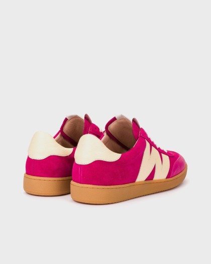 Vista trasera del par de deportivas NUBIA 01 en fucsia y blanco roto con suela color caramelo.