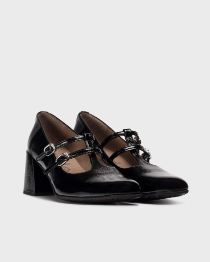 Merceditas de piel charol negra. Aire retro con dos finas tiras con hebillas metálicas