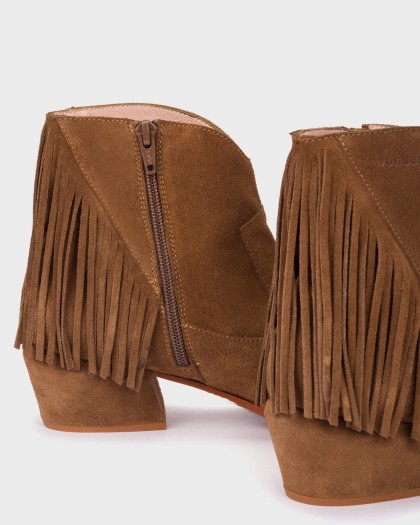 Botines marrones cowboy con flecos y punta ligeramente afilada.
