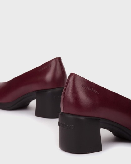 Zapatos estilo salón para mujer color burdeos de piel
